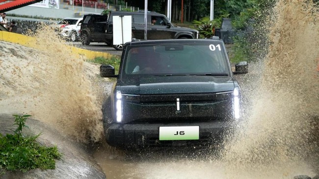 Chery J6 kini banderolnya Rp555,5 juta-Rp625,6 juta dan J6T Rp580,5 juta hingga Rp645,5 juta.