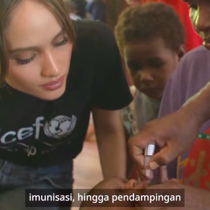 <p>Selain datang ke sekolah, Cinta juga mengunjungi layanan kesehatan dan bertemu beragam masyarakat Asmat dari berbagai usia, termasuk ibu-ibu dan remaja. Dalam satu momen, Cinta tampak mendampingi seorang ibu yang datang ke layanan kesehatan untuk imunisasi anaknya. (Foto: Instagram @claurakiehl)</p>