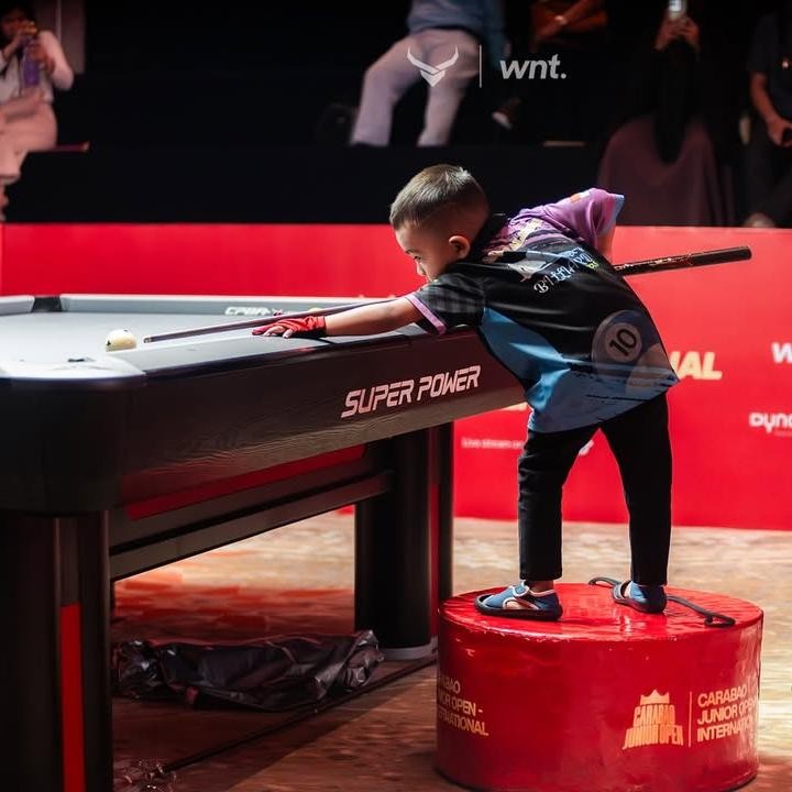 <p>Munculnya Fajar di arena kompetisi biliar mencuri perhatian publik. Melalui akun Instagram Carabao International Open, potret Fajar saat mengikuti kompetisi dibagikan ke publik. Dalam satu momen, bocah 5 tahun ini menunjukkan postur profesional saat memukul bola dengan <em>cue stick.</em> "Seorang anak berusia 5 tahun dan papan pijakannya. Permainan yang sangat hebat! Sampai jumpa di turnamen berikutnya, @alamri_jafar," tulis akun Instagram @carabaointernationalopen. (Foto: Instagram @carabaointernationalopen/ @carabao_billiards)</p>