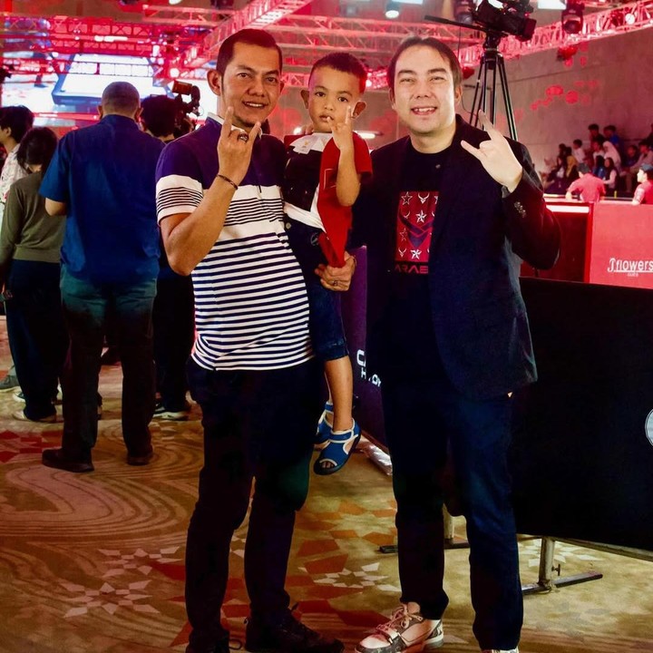 <p>Mantan atlet biliar Hendra Carabao juga membagikan potret saat Fajar berlaga di CIO 2026.&nbsp;Pria bernama lengkap Hendra Kurniawan ini memberikan dukungan penuh pada Fajar untuk serius menekuni bakatnya bermain biliar. "Dukungan penuh untuk atlet muda berbakat berusia 5 tahun asal Toli-Toli, Sulawesi Tengah Fajar Alamri. Kehadiran Fajar menjadi bukti bahwa mimpi bisa dimulai sejak dini tidak terbatas dengan tinggi badan," tulisnya di Instagram. (Foto: Instagram @hendracarabao)</p>