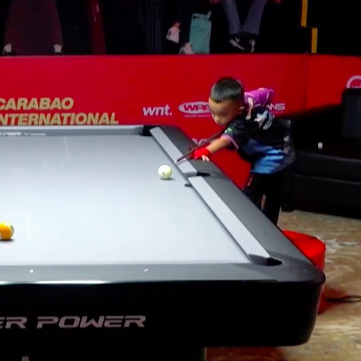 <p>Fajar diketahui sudah memiliki ketertarikan terhadap biliar sejak usia 3 tahun. Saat itu, ia kerap mencoba membidik bola di atas meja biliar. "Awalnya saya lihat dia suka manjat-manjat meja biliar, bidik-bidik bola. Saya perhatikan bidikannya sudah lurus. Kalau fokus latihan serius itu baru sekitar 5-6 bulan terakhir. Sebelumnya saya biarkan saja dia mukul-mukul bola," kata ayah Fajar, Jafar Alamri. Meski belum meraih gelar juara di CIO 2026, Fajar langsung tampil di stage 2 atau babak utama di kompetisi ini. (Foto: Instagram @carabao_billiards)</p>