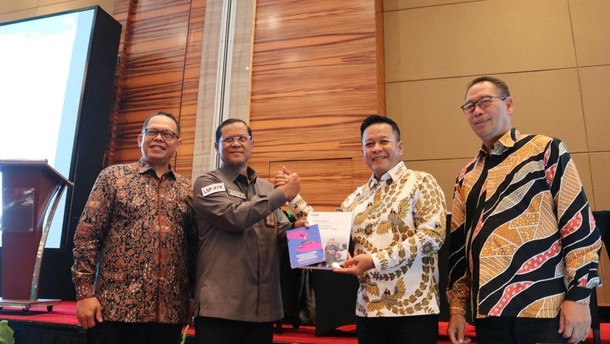 KPK Serahkan Buku Pendidikan Antikorupsi kepada MRPTNI dalam Forum SNPMB 2026