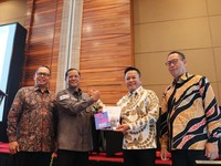 KPK Serahkan Buku Pendidikan Antikorupsi kepada MRPTNI dalam Forum SNPMB 2026