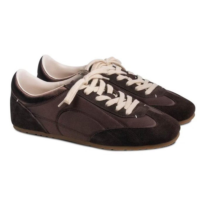 Brand Nappa Milano menghadirkan Gail Motion Sneakers dengan memaadukan bahan suede dan nilon untuk menciptakan keseimbangan sempurna antara gaya dan fungsi.