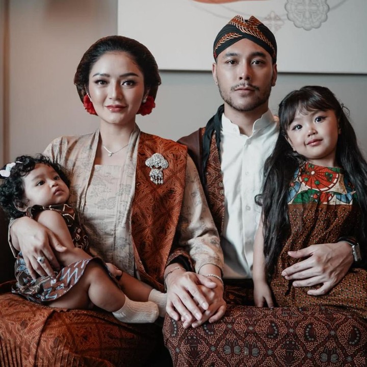 <p>Putri sulung Siti Badriah dan Krisjiana Baharudin, Xarena Zenata Denallie Baharudin, kembali bikin netizen terpana dengan penampilannya saat mengenakan baju kebaya untuk menghadiri acara pernikahan sang tante bersama kedua orang tuanya. (Foto: Instagram @krissitifam/@sitibadriahh)</p>