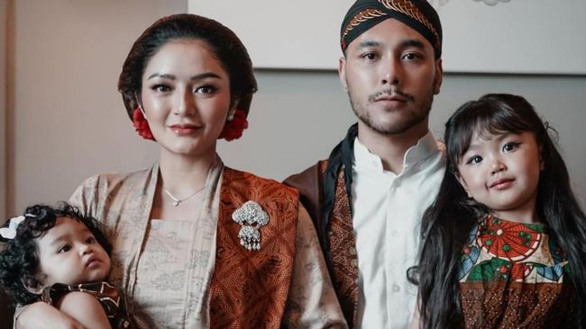 Gaya Menggemaskan Xarena Anak Siti Badriah saat Pakai Kebaya Curi Perhatian, Intip 5 Potretnya