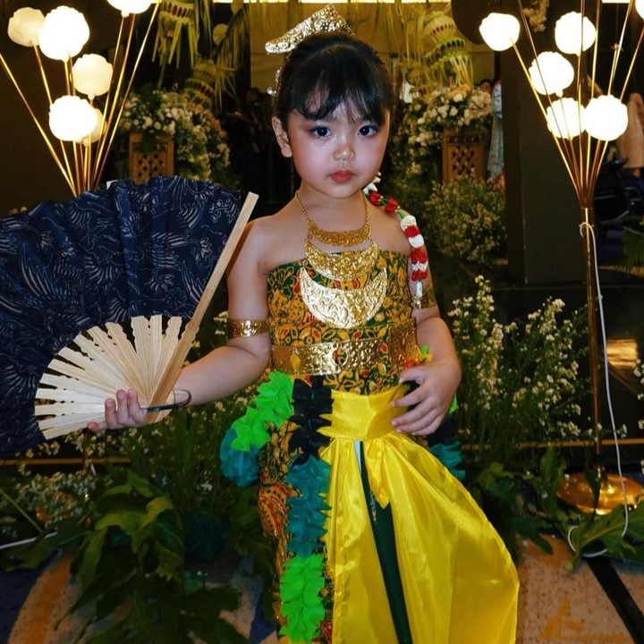 <p>Setelah sebelumnya sempat viral karena tampil sebagai <em>ballerina</em>, kini Xarena terlihat menggemaskan saat mengenakan busana tradisional adat Jawa. Penampilannya pun dibagikan langsung melalui Instagram kedua orang tuanya. "Kami persembahkan, kanjeng Ratu Ayu Tumenggung Nyai Roro Endul," tulis akun Instagram <em>@krissitifam</em>. (Foto: Instagram @krissitifam/@sitibadriahh)</p>