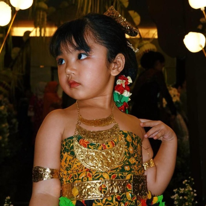 <p>Mengintip dari unggahannya, terlihat Xarena mengenakan beragam aksesori yang membuatnya tampil bak pengantin sungguhan. Wajah mungilnya dihias dengan riasan simpel yang membuatnya tampak <em>fresh</em>, Bunda. (Foto: Instagram @krissitifam/@sitibadriahh)</p>