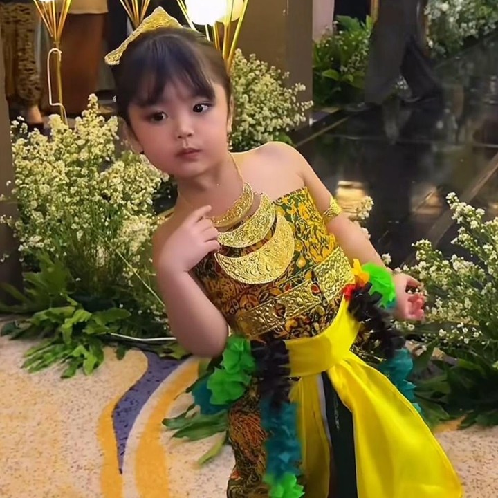 <p>Ketika diabadikan oleh kedua orang tuanya Xarena terlihat percaya diri di depan kamera dengan auranya yang tampak menarik. Putri Siti Badriah ini juga tampil luwes dan berlenggang bak penari. (Foto: Instagram @krissitifam/@sitibadriahh)</p>