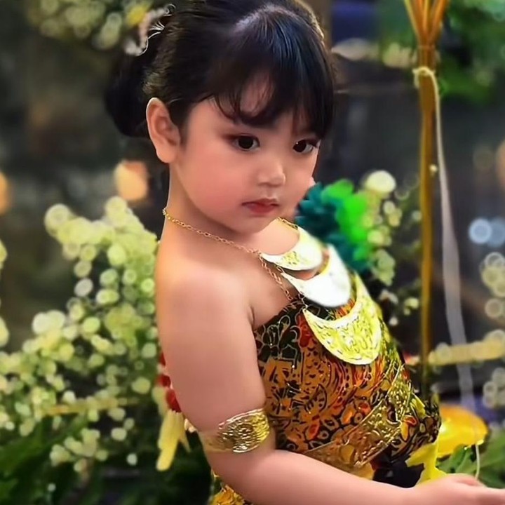 <p>Dalam kesempatan yang sama, Xarena tampak begitu percaya diri saat berpose dengan tatapannya yang begitu tajam. Melihat penampilannya itu, netizen pun langsung membanjiri komentar. Bahkan, ada yang menyebut auranya tampak centil, Bunda. "Centil banget ih lucu," kata<em> @hii****.</em> "Kecentilannya itu lhoo dapet banget," tutur <em>@qa_****</em>. "Centilnya kalahin Bundanya ini mah," tambah <em>@nie****.</em> (Foto: Instagram @krissitifam/@sitibadriahh)</p>