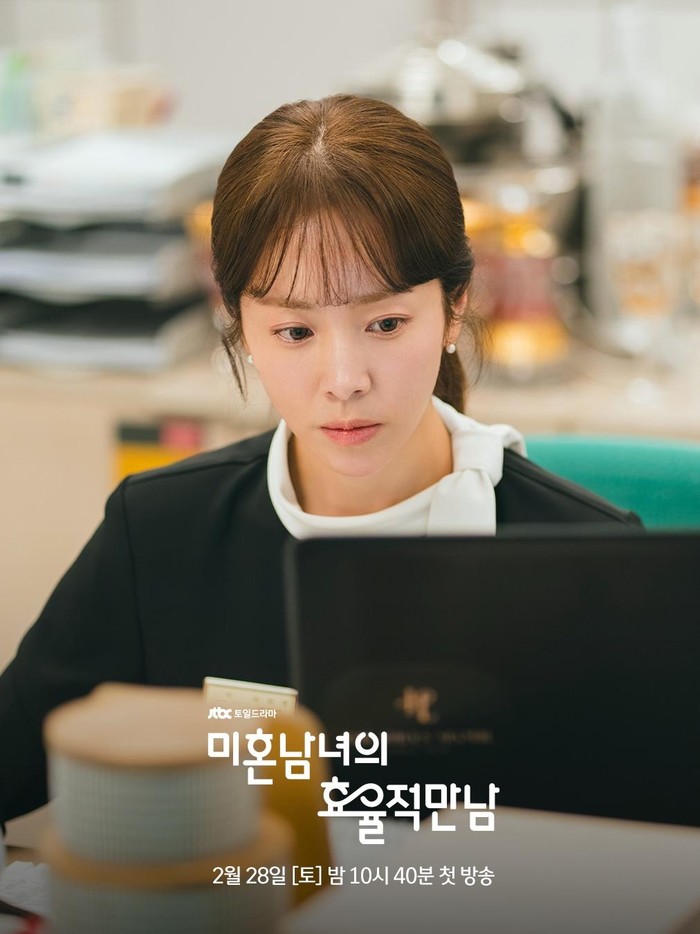 Dalam serial drama ber-genre romantis tersebut, sang aktris bertransformasi menjadi pegawai kantoran bernama Lee Ui Yeong./ Foto: JTBC