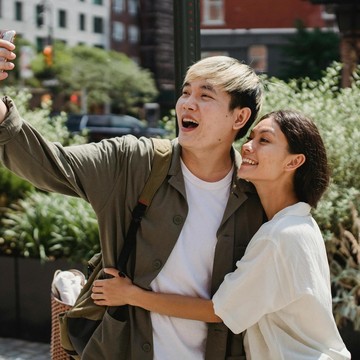 4 Tanda Kamu Punya Love Language Physical Touch