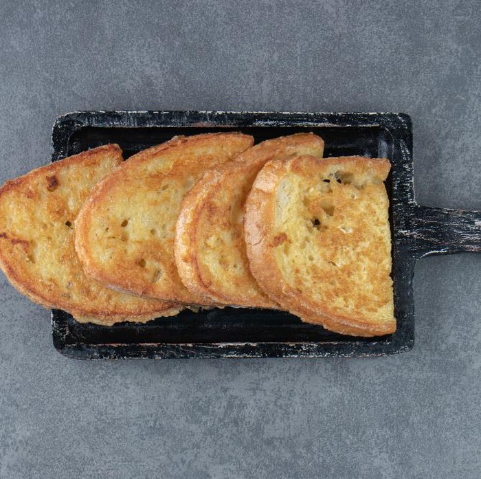 Roti pipih yang digoreng di atas wajan adalah salah satu metode memasak roti paling sederhana. Metode ini menghasilkan roti dengan bagian luar yang renyah namun bagian dalam yang tetap lembut.