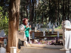 Hukum Ziarah Kubur Saat Lebaran: Wajib, Sunah, atau Tradisi?