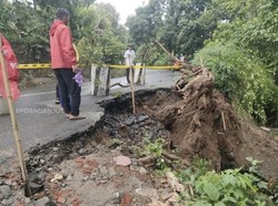 Jalur Penghubung 3 Kecamatan di Nganjuk Longsor