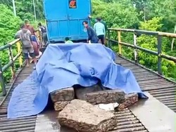 Jembatan Penghubung Desa di Muratara Nyaris Ambruk, Aktivitas Warga Terganggu