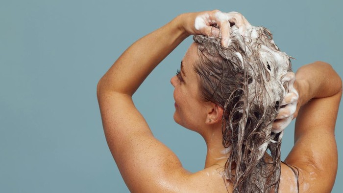 Keramas yang terlalu sering tidak disarankan untuk rambut keriting