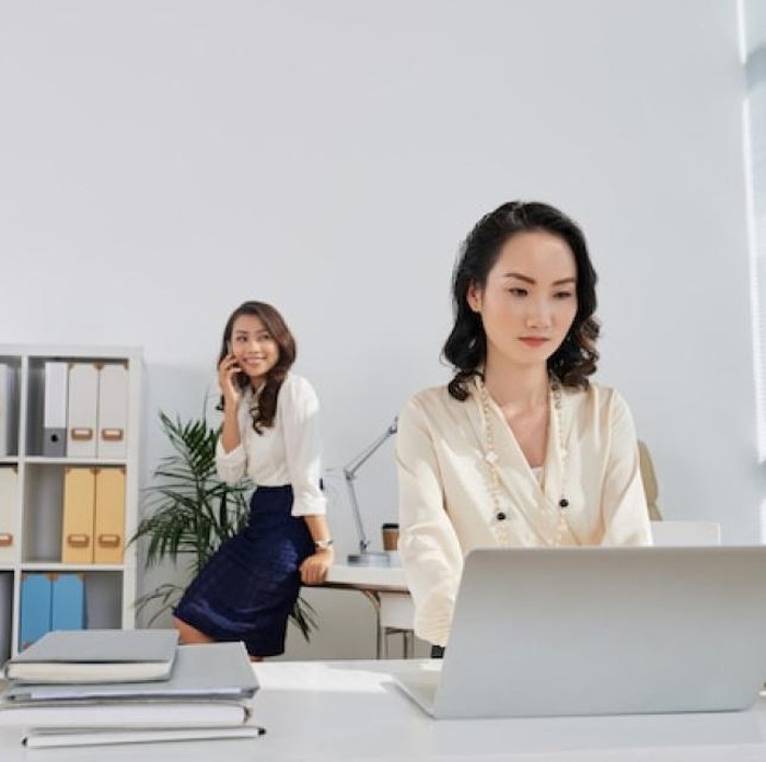 Kebiasaan buruk di dunia kerja dapat membuat karyawan yang kompeten terlihat tidak profesional di mata rekan dan atasan. Perilaku sehari-hari memengaruhi penilaian terhadap etika dan integritas seseorang. Menyadari kebiasaan tersebut menjadi langkah penting untuk mempertahankan reputasi.