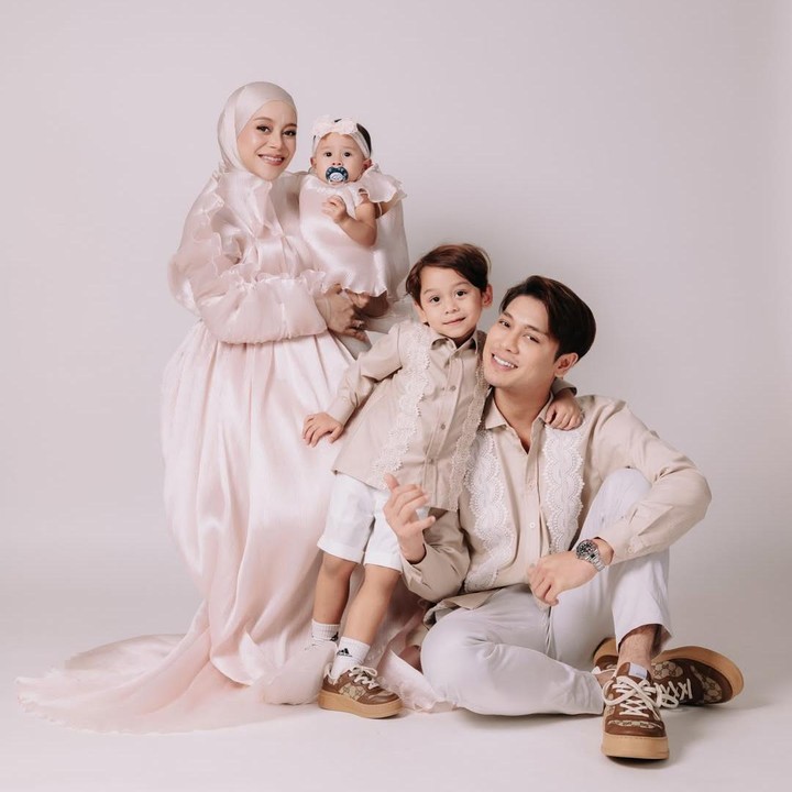 <p>Lesti dan Rizky Billar selalu mengabadikan perjalanan kehamilan anak-anaknya melalui <em>maternity shoot</em>, Bunda. Saat hamil anak pertama dan kedua, Lesti juga mengabadikan momen tersebut ke dalam foto. Selain foto bersama suami, perempuan 26 tahun ini juga menyimpan kenangan kehamilannya dengan potret diri sambil pamer <em>baby bump</em>. (Foto: Instagram @lestikejora)</p>
