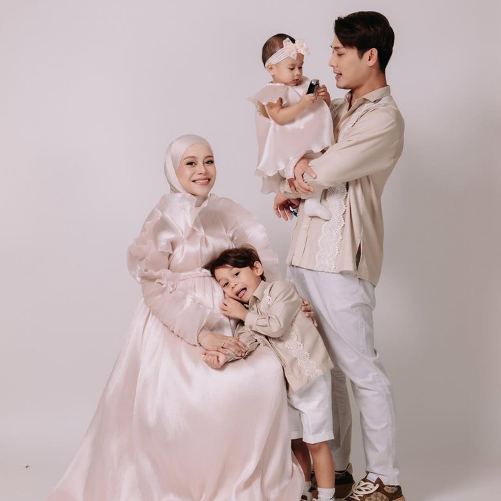 <p>Melalui potret <em>maternity</em> ini, Lesti mengungkap perasaannya yang sudah tak sabar menanti kelahiran anak ketiga. "<em>InsyaAllah</em> sebentar lagi kumpul ber 5 <em>MasyaAllah Tabarakallah</em>," tulis Lesti dengan menyematkan <em>emoticon</em> hati putih yang melambangkan rasa cinta yang murni dan tulus. (Foto: Instagram @lestikejora)</p>