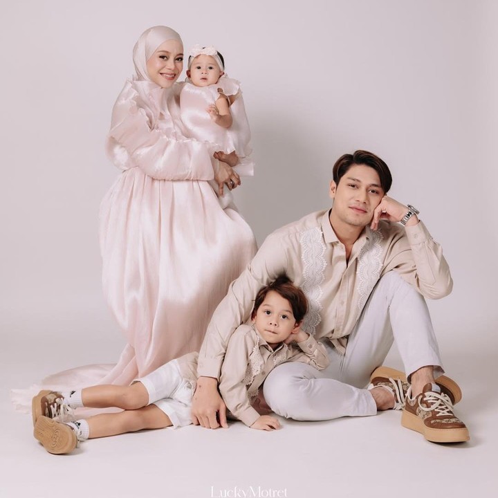 <p>Penyanyi dangdut Lesti Kejora sebentar lagi melahirkan anak ketiga, Bunda. Jelang kelahiran anak ketiganya, Lesti menjalani <em>maternity shoot</em> untuk mengabadikan momen kehamilannya yang sudah memasuki trimester ketiga. (Foto: Instagram @lestikejora)</p>