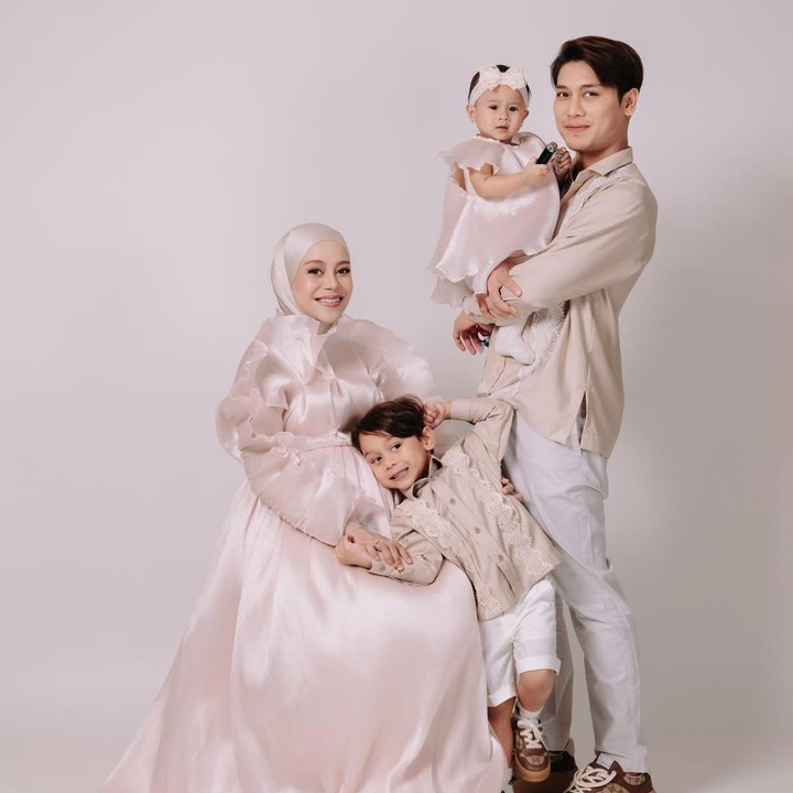 <p>Di <em>maternity shoot</em> ini, Lesti tampil kompak bersama suaminya Rizky Billar dan kedua anaknya, yakni Muhammad Levian Al-Fatih Billar dan Leshia Tivana Billar. Keluarga Lesti kompak mengenakan baju bernuansa warna <em>nude</em>. Lesti dan putrinya Leshia terlihat mengenakan gaun dengan model serupa. Sementara itu, Rizky Billar dan putranya memakai baju berwarna nude yang dipadukan dengan celana warna <em>ivory</em>. (Foto: Instagram @lestikejora)</p>