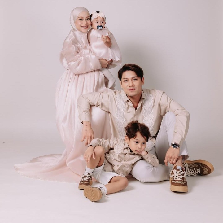 <p>Lesti pertama kali mengumumkan kehamilan ketiganya pada Oktober 2025, Bunda. Meski tengah hamil, Lesti masih aktif tampil di atas panggung dan menjajal akting di layar kaca. Belum lama ini, Lesti dan keluarga menggelar acara tujuh bulan kehamilan dan gender reveal. Dari acara tersebut diketahui jenis kelamin anak ketiga Lesti dan Rizky Billar adalah perempuan. (Foto: Instagram @lestikejora)</p>