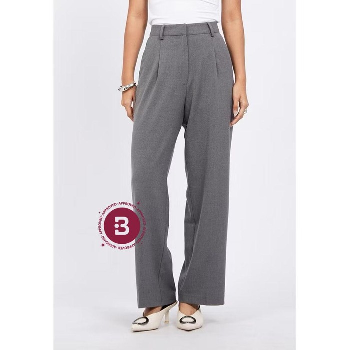 Loose Straight Pants dari brand Executive ini hadir dengan front pleat detail, double side and back pocket, dan dilengkapi dengan belt loop.