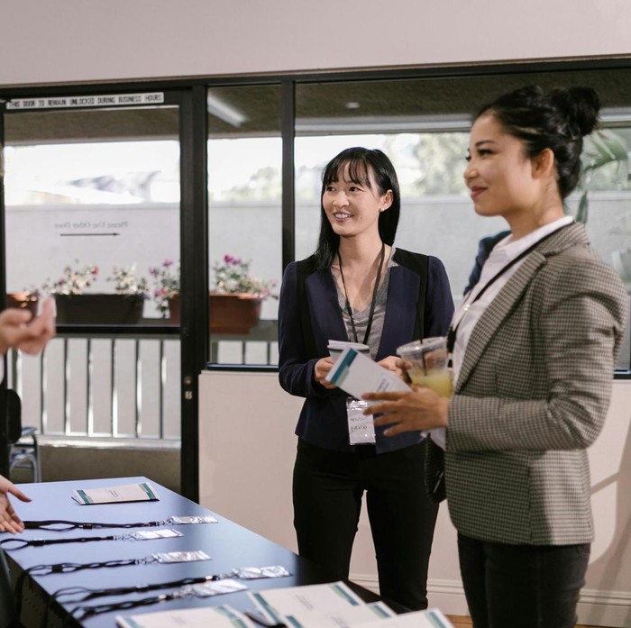 Menginspirasi orang lain. Kepercayaan dirinya menggerakan orang lain untuk ikut percaya akan diri sendiri.