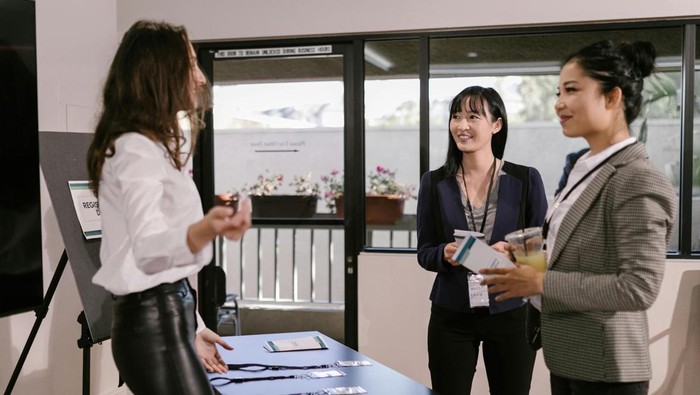 Menginspirasi orang lain. Kepercayaan dirinya menggerakan orang lain untuk ikut percaya akan diri sendiri.