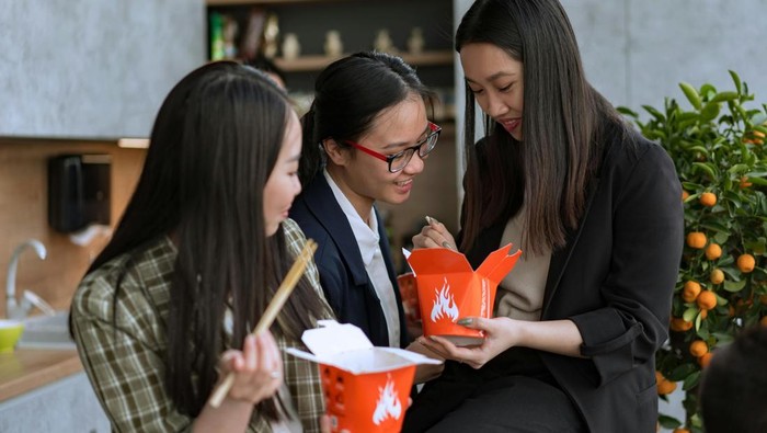 Mudah didekati. Sifat yang ramah, optimis, dan terbuka membuat orang lain merasa aman untuk menyapanya dan mengajaknya bicara.