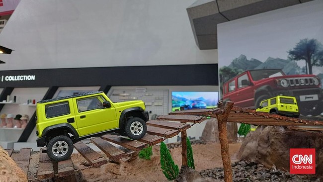 Booth Suzuki di IIMS 2026 menyediakan miniator trek off road yang bisa dilalui menggunakan RC Jimny.