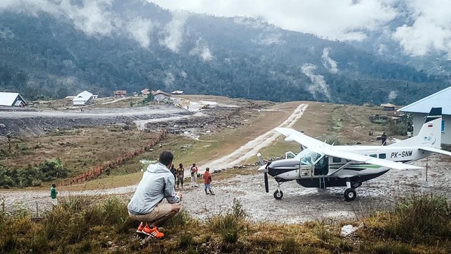 Polri mengungkap identitas dua pilot yang tewas setelah pesawat Cessna PK-SNR ditembaki saat mendarat di Bandara Koroway Batu, Papua Selatan.