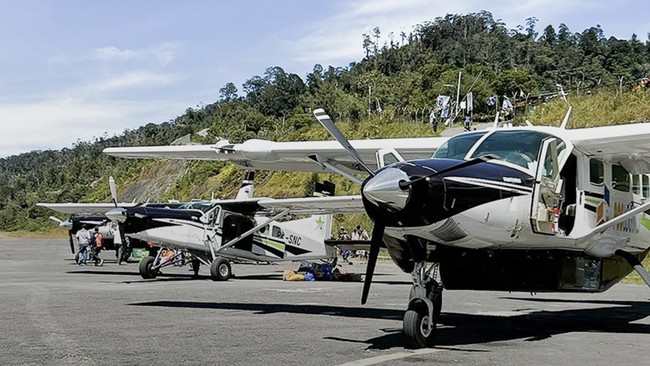 Pesawat Cessna PK-SNR ditembak saat mendarat di Bandara Koroway Batu, Papua. Pilot dan kopilot tewas, sementara 13 penumpang selamat.