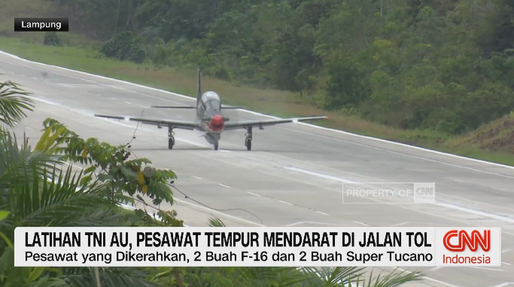 VIDEO: Latihan TNI AU, Pesawat Tempur Mendarat di Jalan Tol