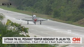 VIDEO: Latihan TNI AU, Pesawat Tempur Mendarat di Jalan Tol
