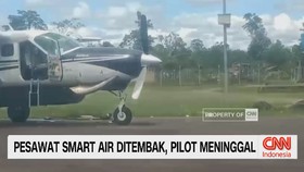 VIDEO: Pesawat Smart Air Ditembak Di Papua, Situasi Bandara Mencekam