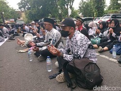 Ratusan Guru PPPK Paruh Waktu Demo DPRD Tulungagung Tuntut Kesejahteraan