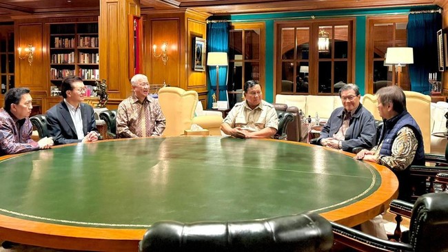 Presiden Prabowo Subianto menerima menerima permohonan audiensi dari lima pengusaha nasional di kediaman Hambalang, Bogor pada Selasa (10/2) malam.