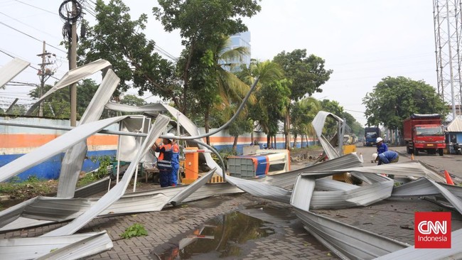 Puting beliung menerjang Terminal Kalimas di Surabaya, merusak fasilitas pergudangan.