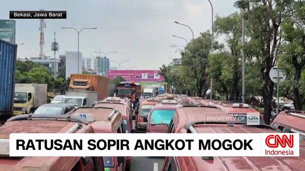VIDEO: Ratusan Sopir Angkot di Bekasi Mogok