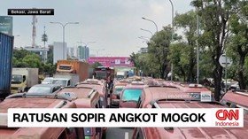 VIDEO: Ratusan Sopir Angkot di Bekasi Mogok