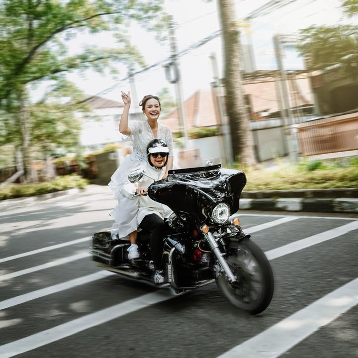 <p>Namun, Reza berhasil mencuri perhatian lantaran memboncengi sang istri sambil mengendarai motor gede alias moge berwarna hitam. Pasangan ini pun memperlihatkan ekspresi bahagia mereka.&nbsp;(Foto: Instagram @mrezanugrah)</p>