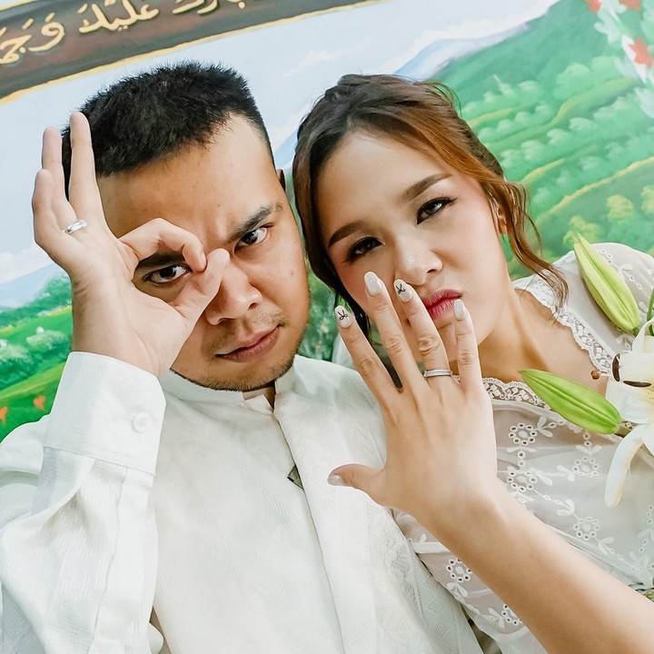 <p>Tentu saja <em>postingan</em> mereka langsung diramaikan komentar netizen yang memberikan ucapan selamat dan doa terbaik. &ldquo;Kereenn, selamat kawan, bahagia terus sampe maut!&rdquo; tulis akun <em>@patrickrenw****.</em> &ldquo;Ihh gemeshh, bahagia selaluu yaa kaliann,&rdquo; tulis akun <em>@anita****.&nbsp;</em>(Foto: Instagram @mrezanugrah)</p>