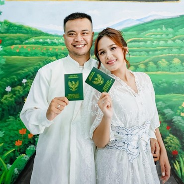 Pakai Gaun Pengantin Sewaan, 7 Potret Detail Gaun Istri Reza SMASH saat Nikah di KUA