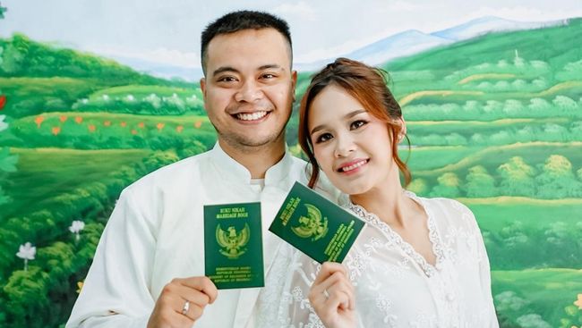 Pakai Gaun Pengantin Sewaan, 7 Potret Detail Gaun Istri Reza SMASH saat Nikah di KUA