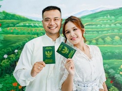 Pakai Gaun Pengantin Sewaan, 7 Potret Detail Gaun Istri Reza SMASH saat Nikah di KUA
