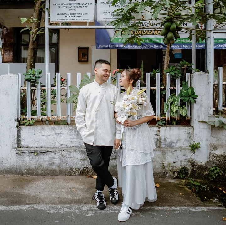 <p>Dalam unggahan tersebut, Reza dan sang istri tampil sederhana mengenakan busana serba warna putih. Tak hanya itu, keduanya juga kompak menggunakan sepatu <em>sneakers, </em>lho.&nbsp;(Foto: Instagram @mrezanugrah)</p>