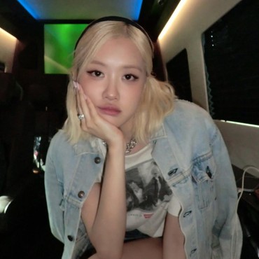 Rose BLACKPINK Hadiahkan Tiket Pesawat Bisnis untuk Hair Stylist Langganannya