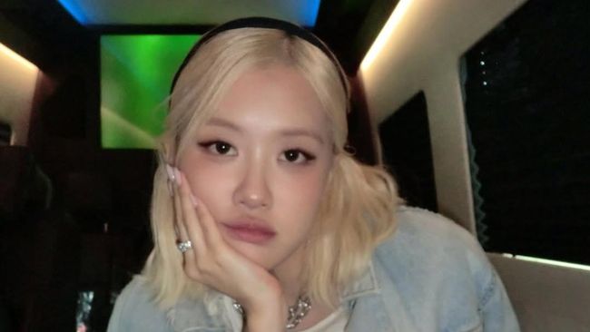 Rose BLACKPINK Hadiahkan Tiket Pesawat Bisnis untuk Hair Stylist Langganannya
